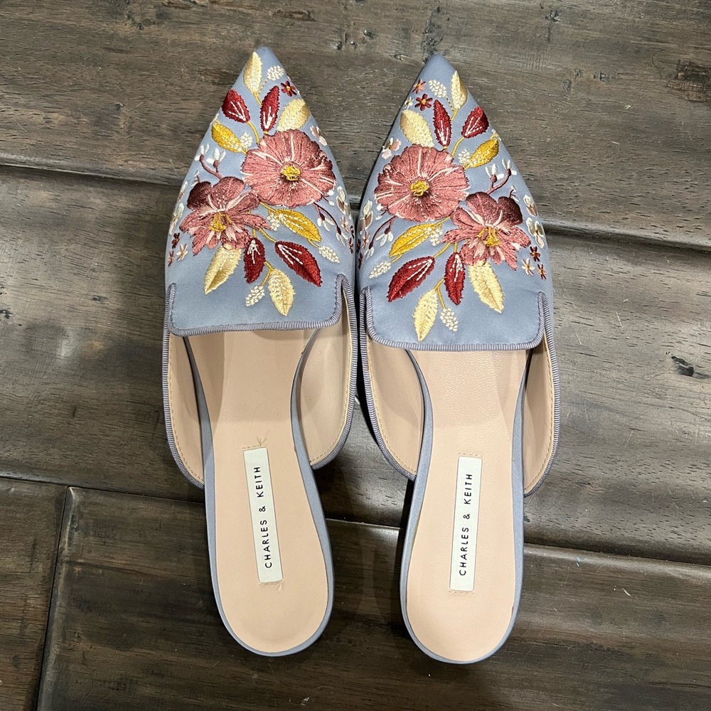 Charles and Keith Embroidered slide size 36/US6